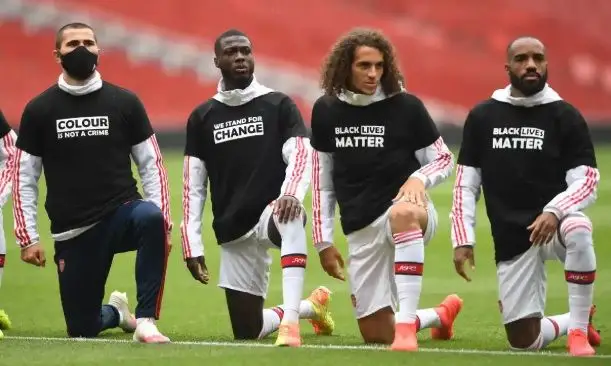 Camisolas dos jogadores da liga inglesa vão ter escrito “Black Lives Matter”