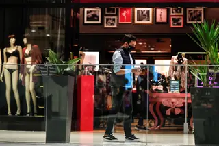 Reabertura do comércio no Brasil preocupa especialistas