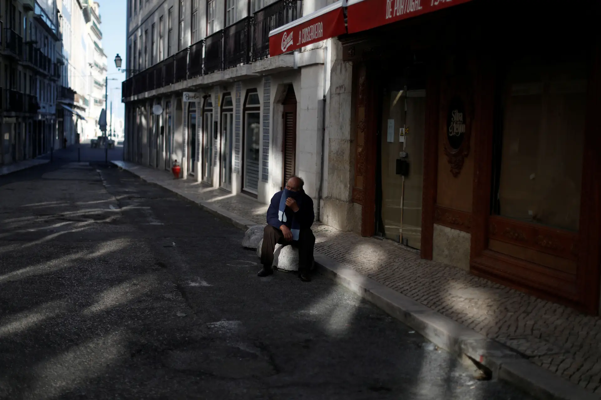 Mais 3 mortes e 585 novos casos de Covid-19 em Portugal