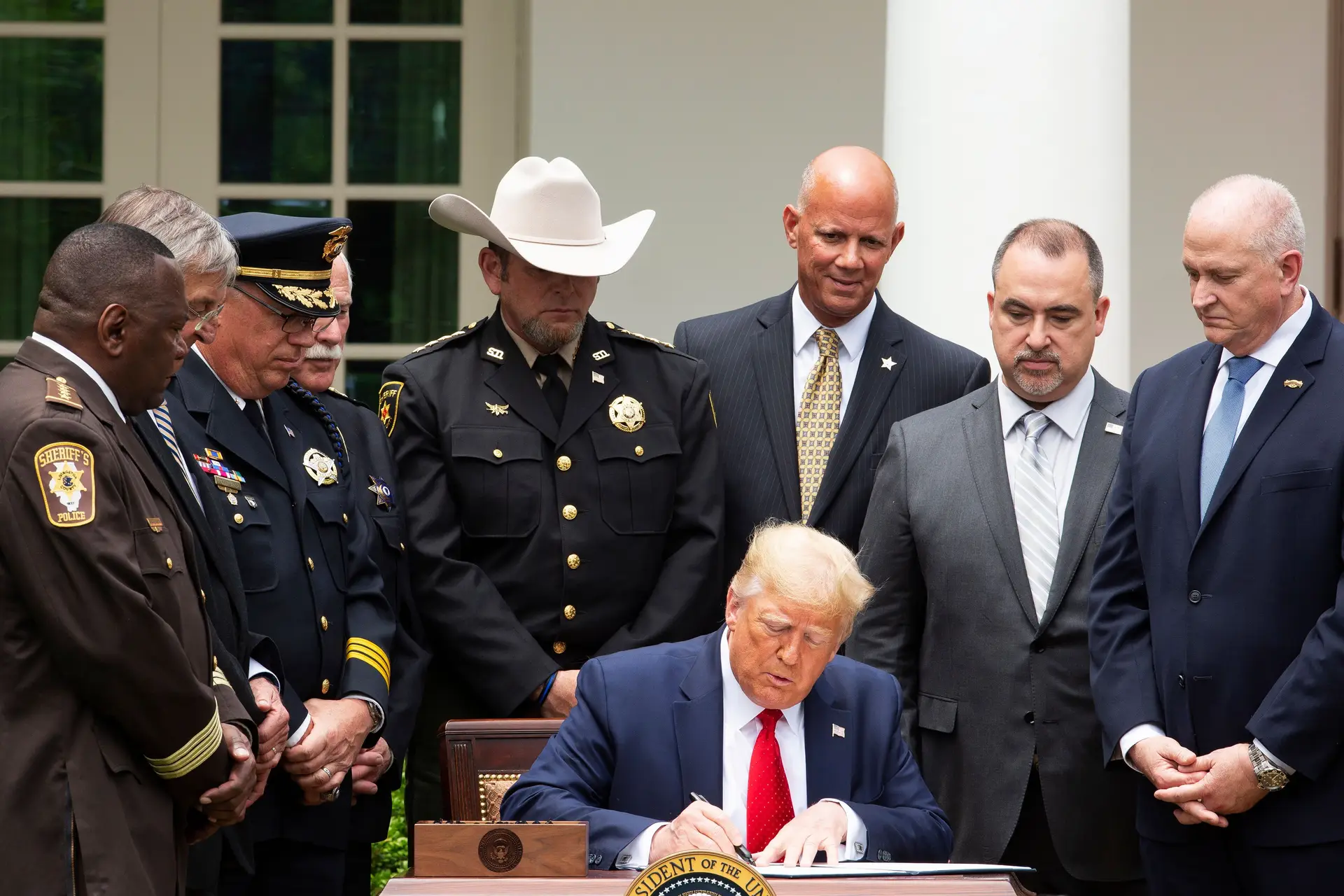 Trump assina ordem executiva com reformas para práticas policiais