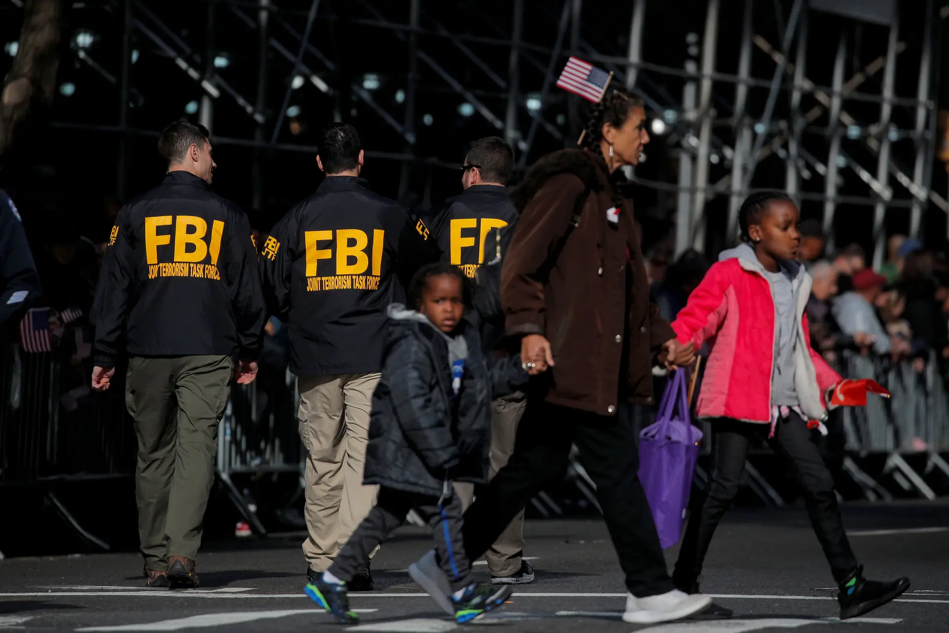FBI investiga casos de dois negros encontrados mortos pendurados em árvores nos EUA