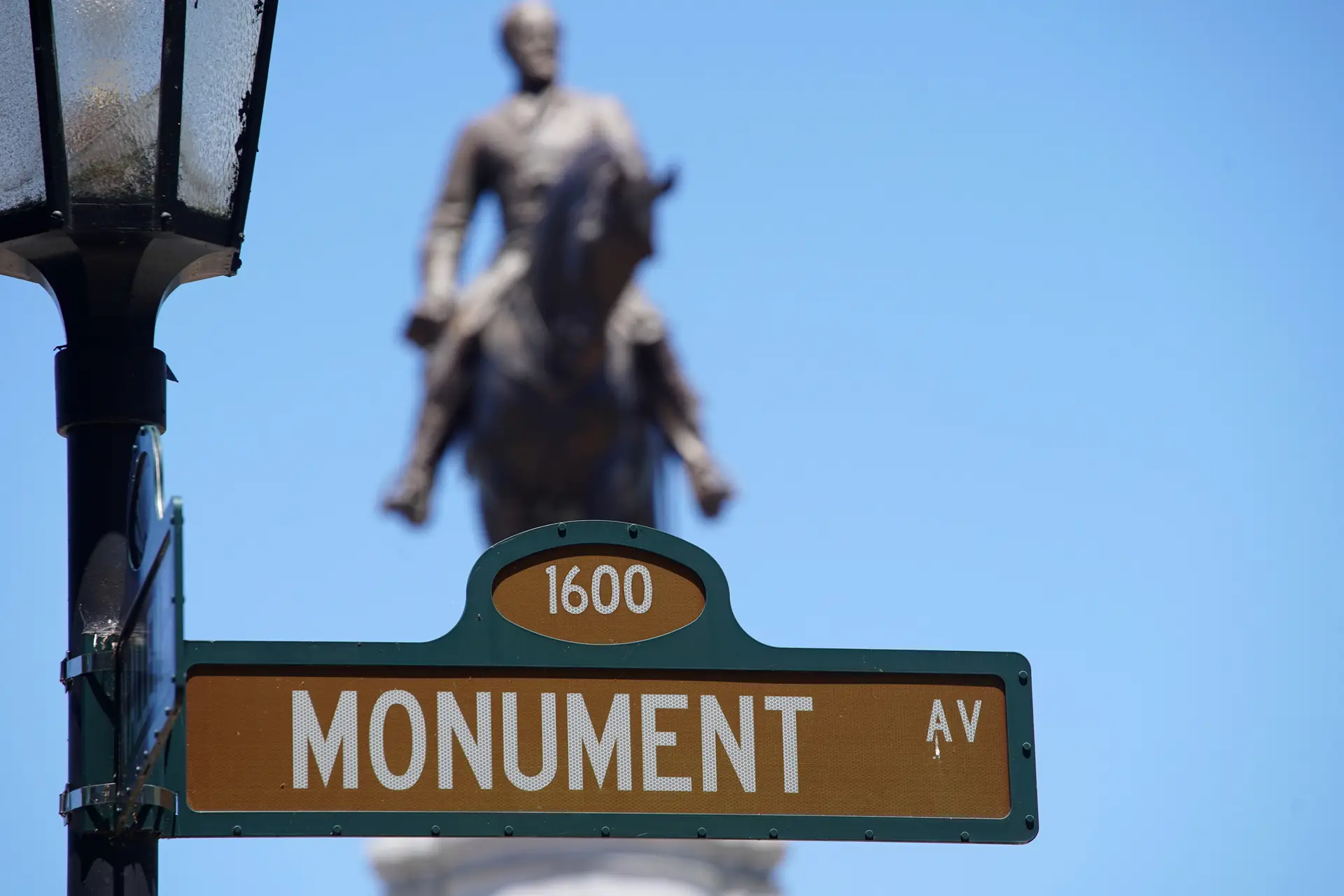 Monumento aos Confederados derrubado por manifestantes nos Estados Unidos