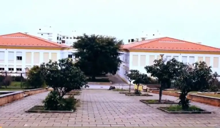 Funcionária de escola secundária em Faro testa positivo para a Covid-19