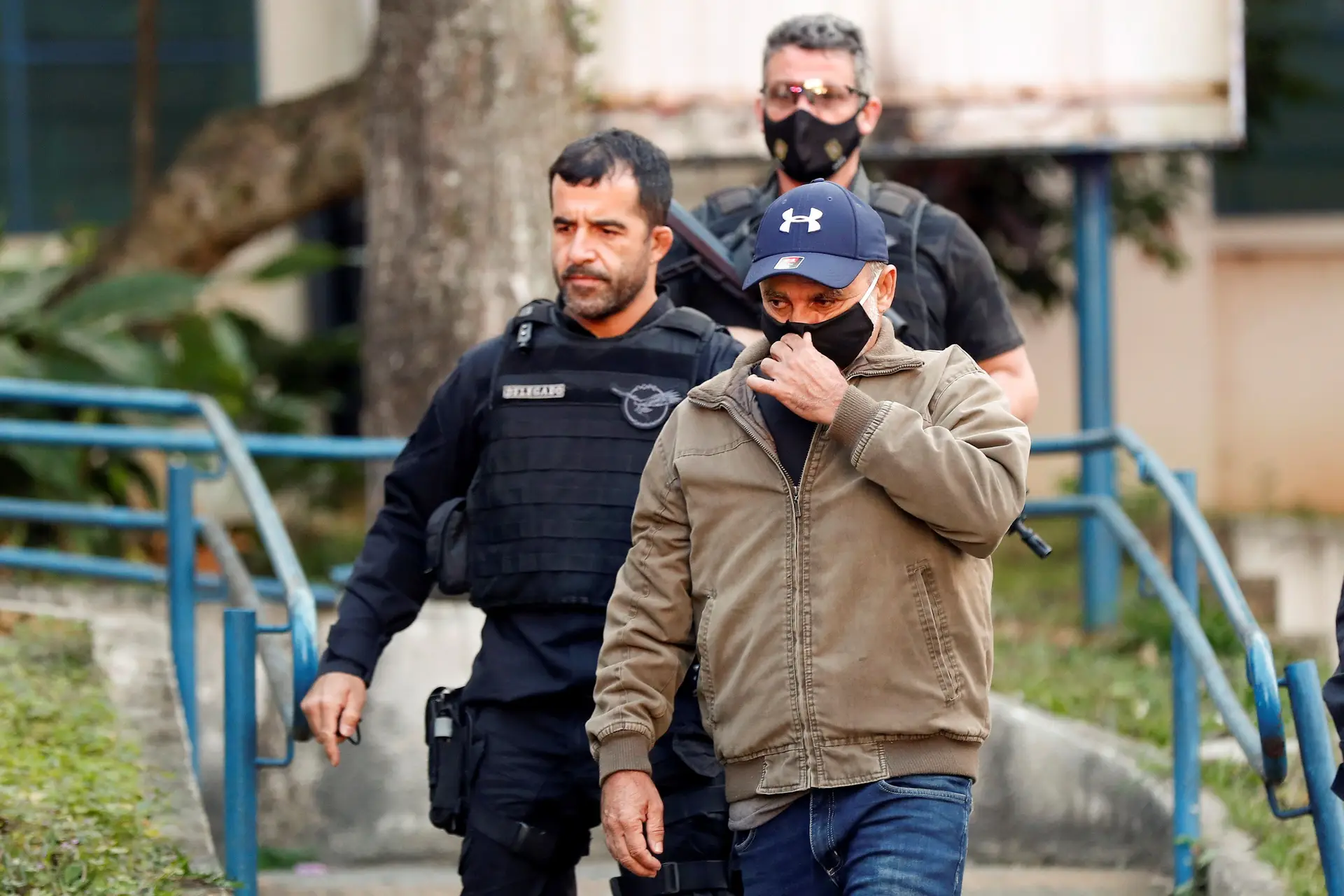 Juiz autoriza prisão domiciliar de ex-assessor do filho de Bolsonaro investigado por corrupção