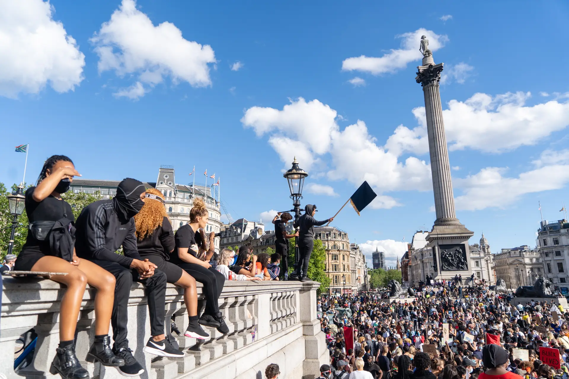 Manifestantes marcham no centro de Londres contra o racismo