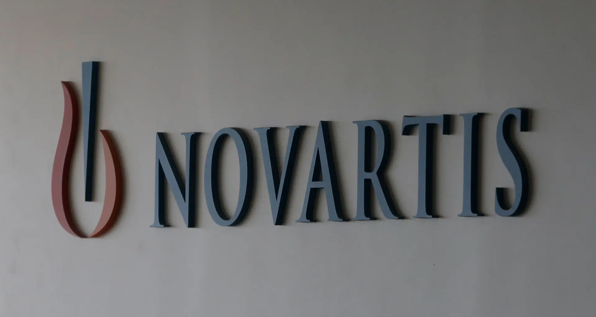 Farmacêutica Novartis põe fim a ensaio clínico com hidroxicloroquina
