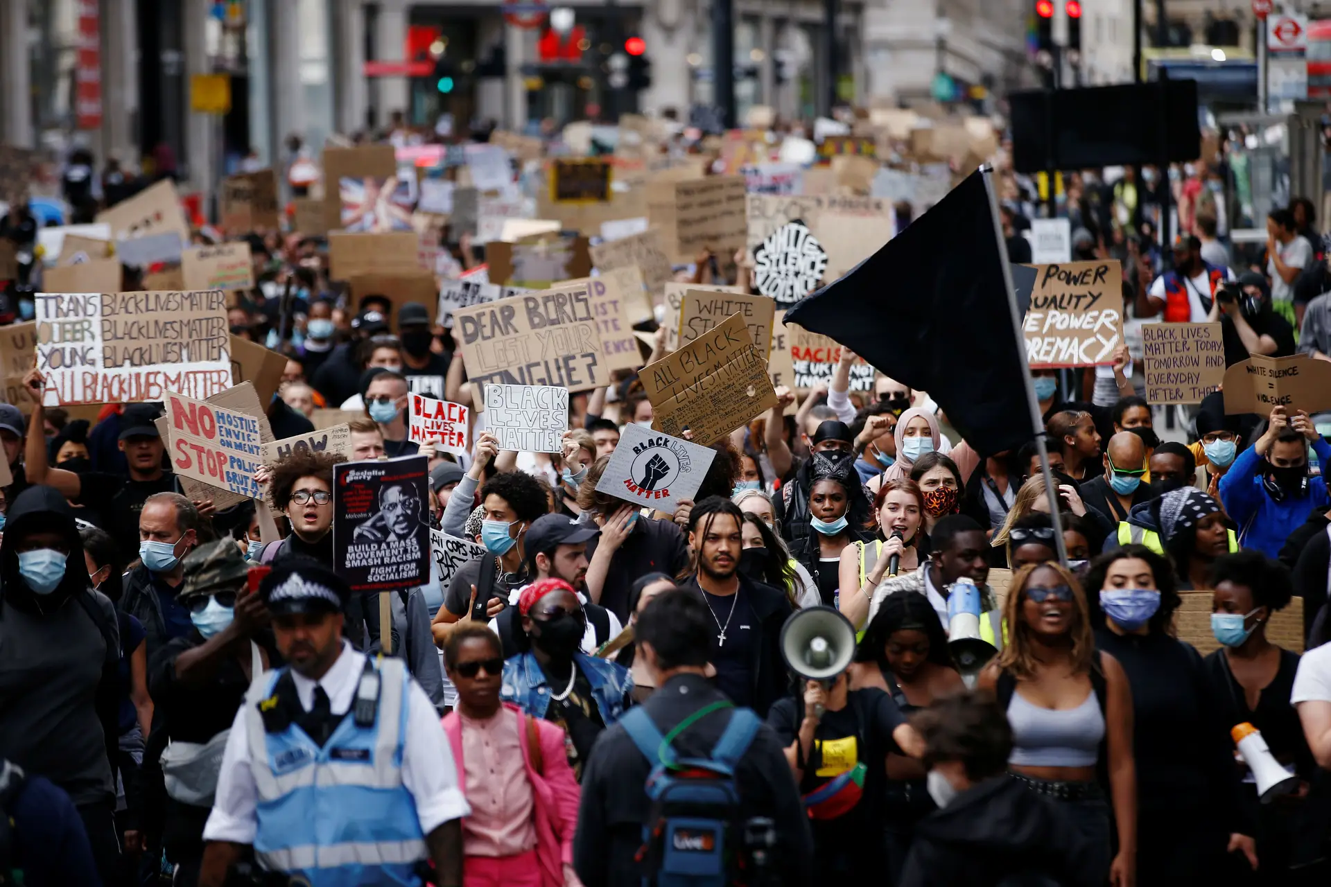 Manifestantes marcham no centro de Londres contra o racismo