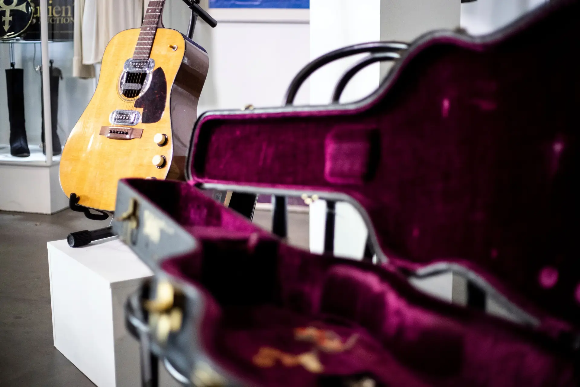 A guitarra Martin com que Kurt Cobain tocou no MTV Unplugged em Nova Iorque, 1993