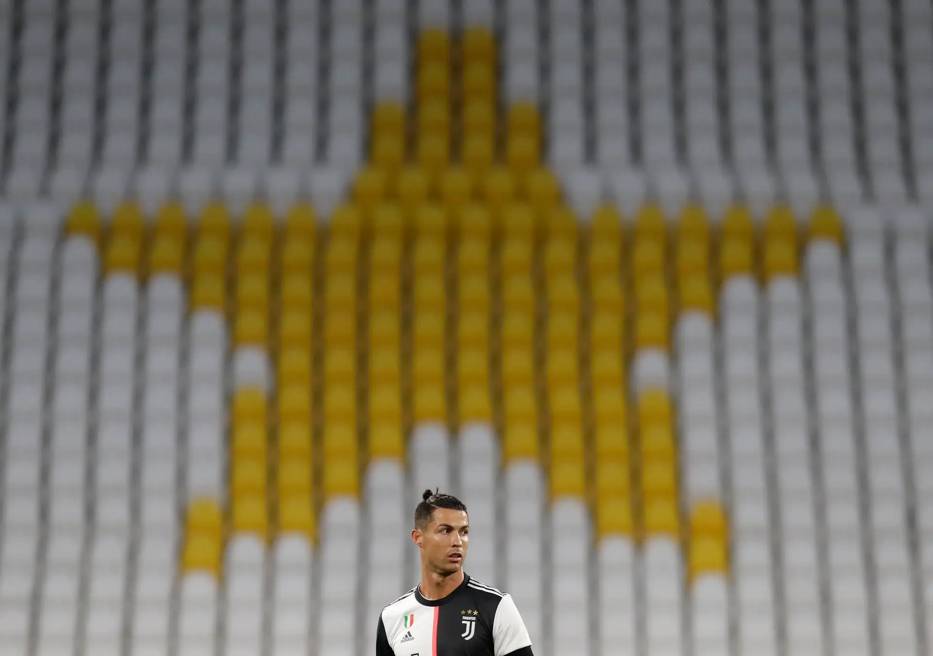 Camisola assinada por Ronaldo vai a leilão para ajudar mais desfavorecidos