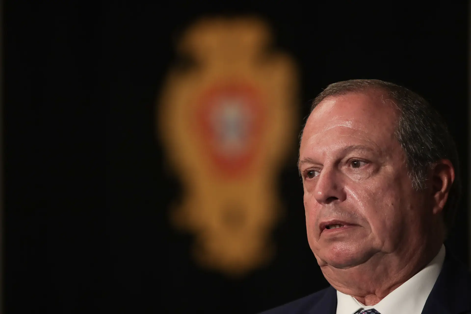 O presidente do Partido Socialista (PS), Carlos César, fala aos jornalistas após uma audiência com o Presidente da República, Marcelo Rebelo de Sousa