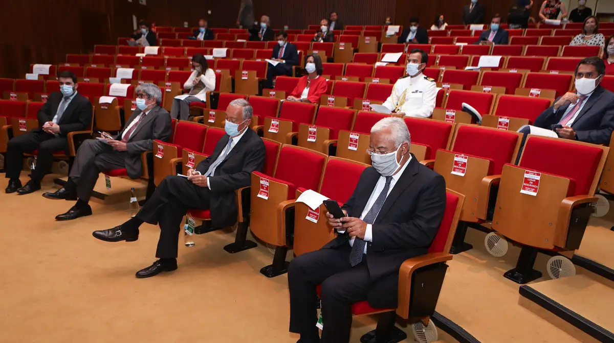 O ministro da Educação, Tiago Brandão Rodrigues, O presidente da Assembleia da República, Eduardo Ferro Rodrigues, o Presidente da República, Marcelo Rebelo de Sousa, e o primeiro-ministro, António Costa, momentos antes do início da IX sessão de apresentação sobre a “Situação epidemiológica da Covid-19 em Portugal”, no Infarmed, em Lisboa.