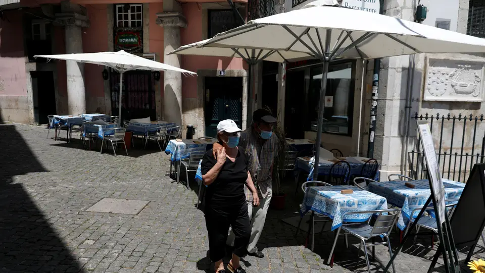 Casal passeia por Alfama, em Lisboa.