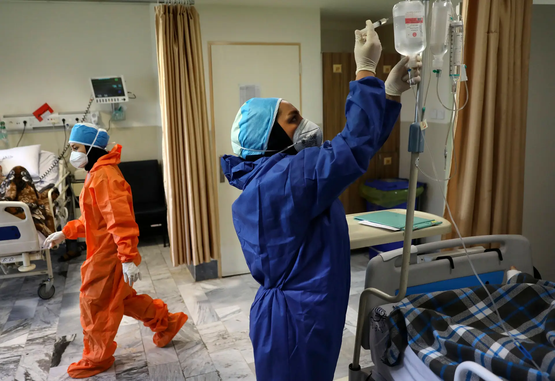 Enfermeiras numa ala dedicada a doentes Covid num hospital em Teerão, no Irão