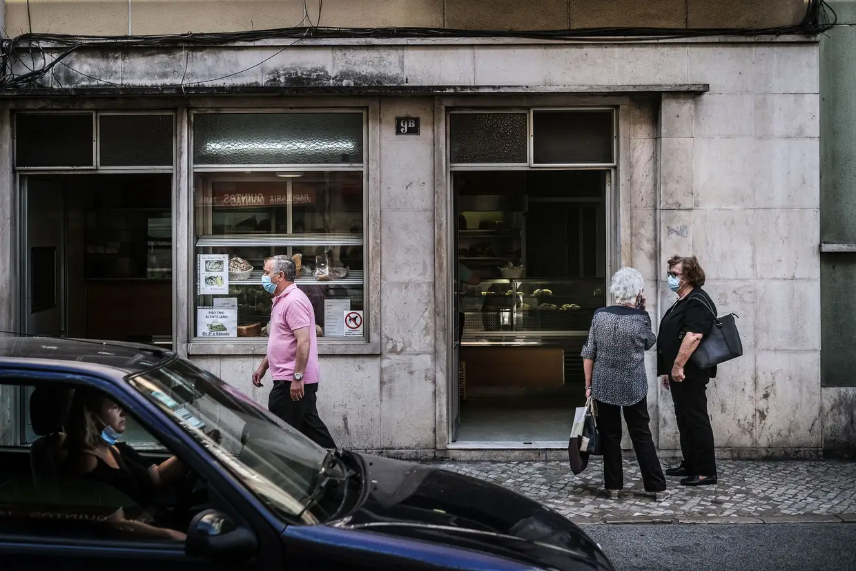 À espera para comprar pão numa padaria na Pontinha, Odivelas