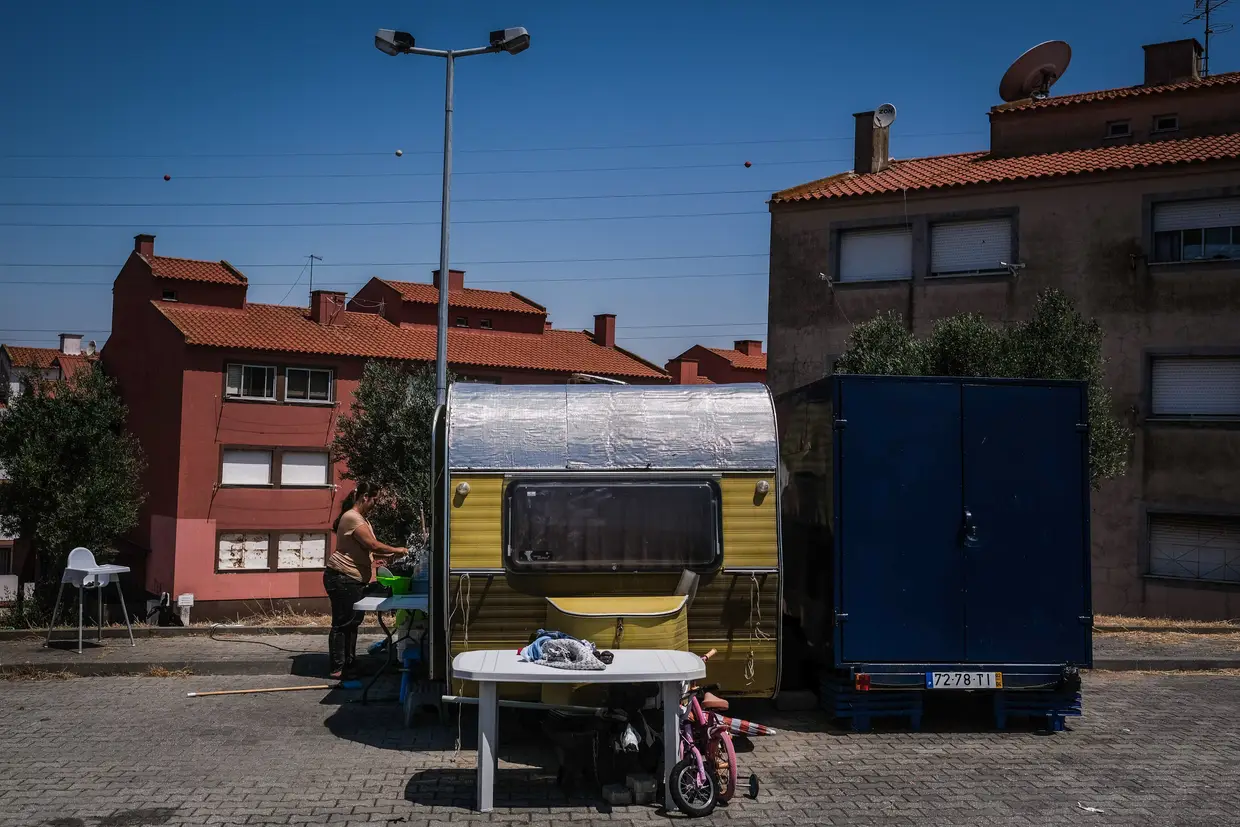 Angelina Silva no exterior da rulote onde vive com os seus filhos no bairro Olival do Pancas, na Pontinha, Odivelas