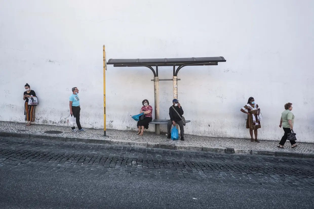Distanciamento social numa paragem de autocarro na Pontinha, Odivelas