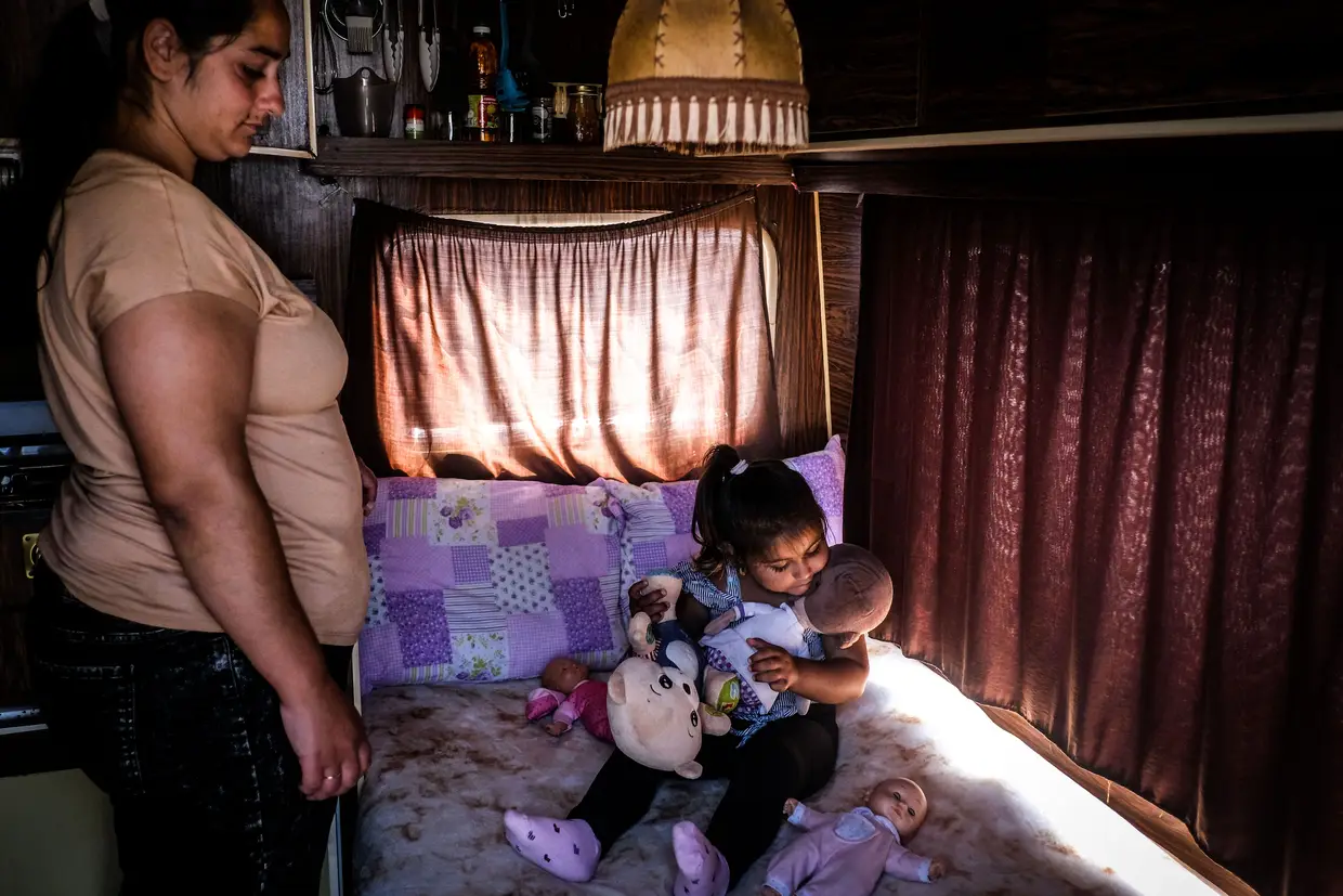 Angelina Silva com a sua filha Iris no interior da rulote onde vive no bairro Olival do Pancas, na Pontinha, Odivelas