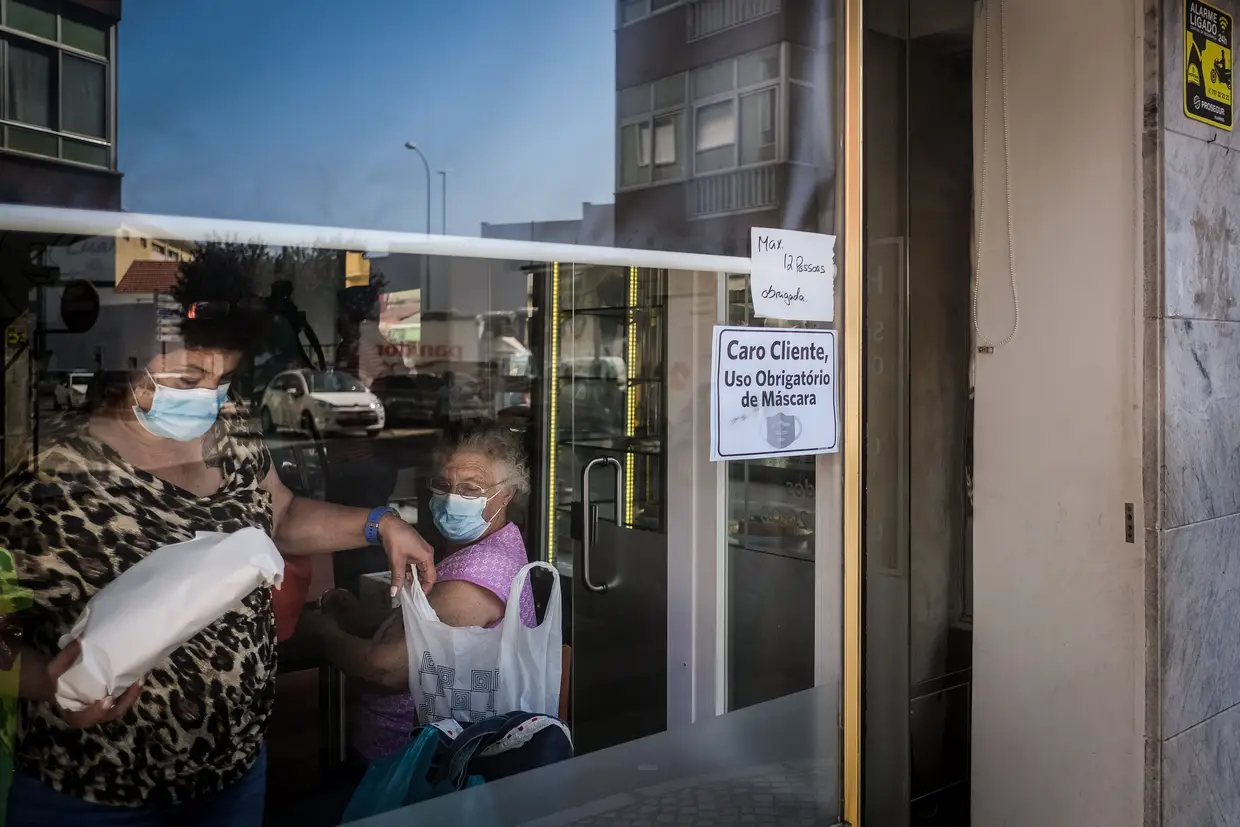 Um café na Pontinha com sinaléticas sobre os cuidados a ter devido à pandemia da Covid-19.