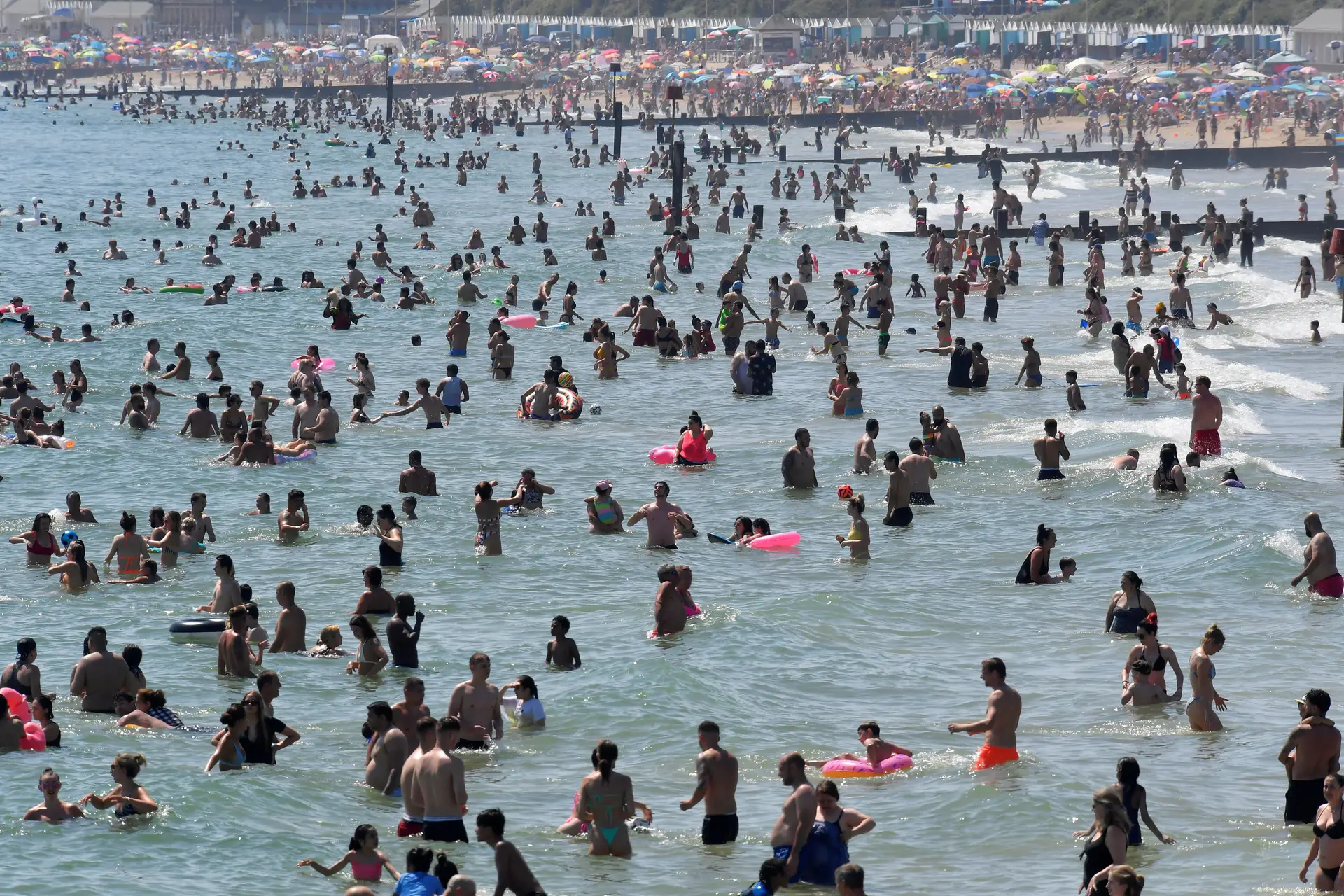 Multidões nas praias do sul de Inglaterra levam a que seja declarada emergência