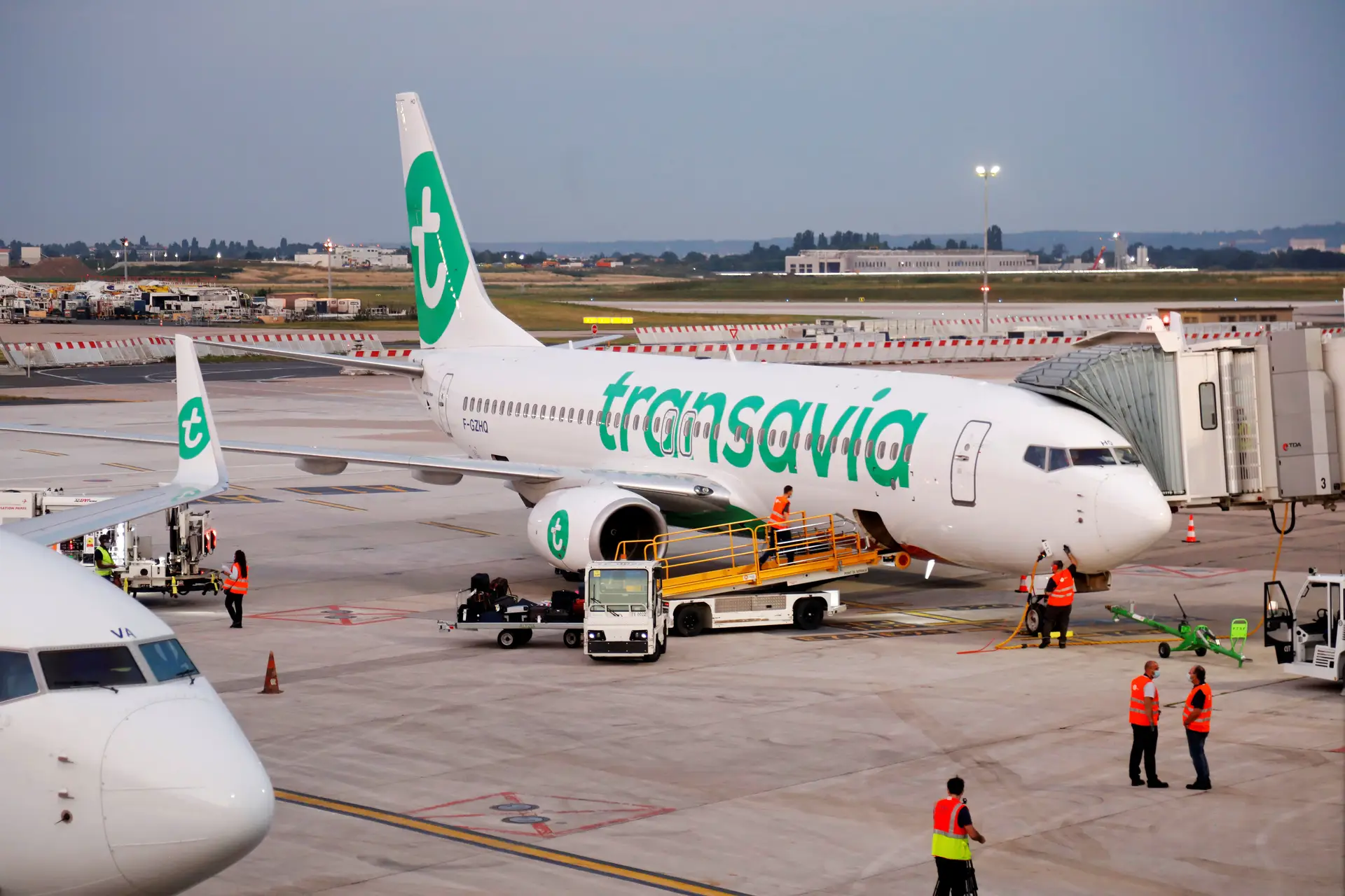 Um avião da companhia aérea Transavia no Aeroporto de Orly, Paris