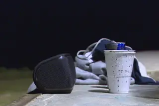 Noite de sexta-feira na rua, com amigos e bebidas alcoólicas (apesar da proibição)