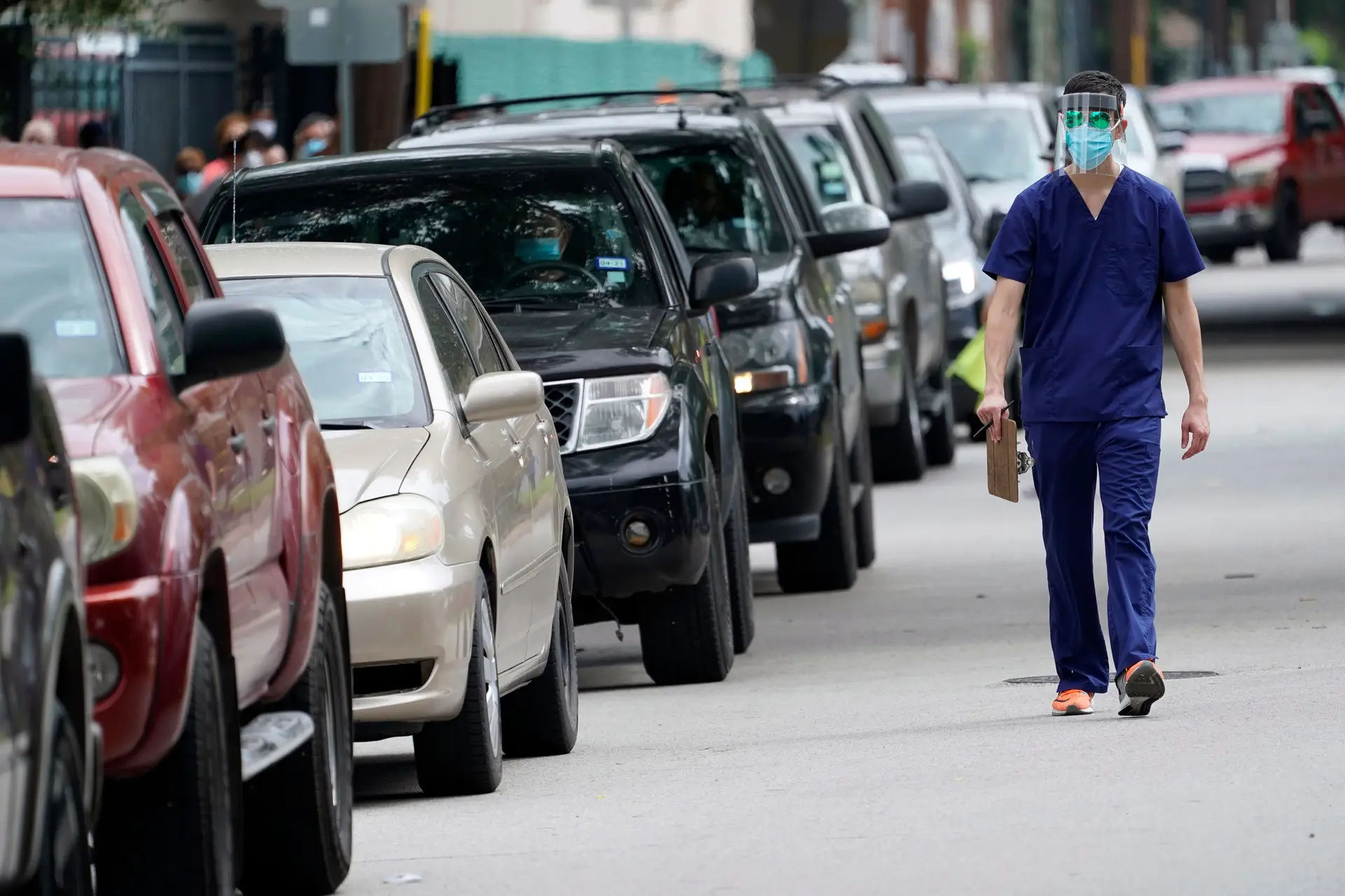 Estudante de medicina, em Houston, no Texas, circula junto a uma fila de carros num centro de realização de testes à Covid-19.
