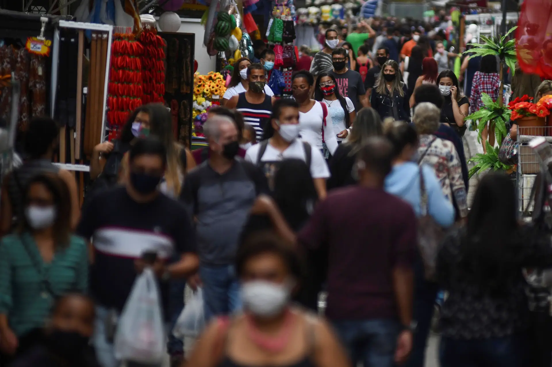 Autarca brasileiro anuncia reabertura do comércio "morra quem morrer"