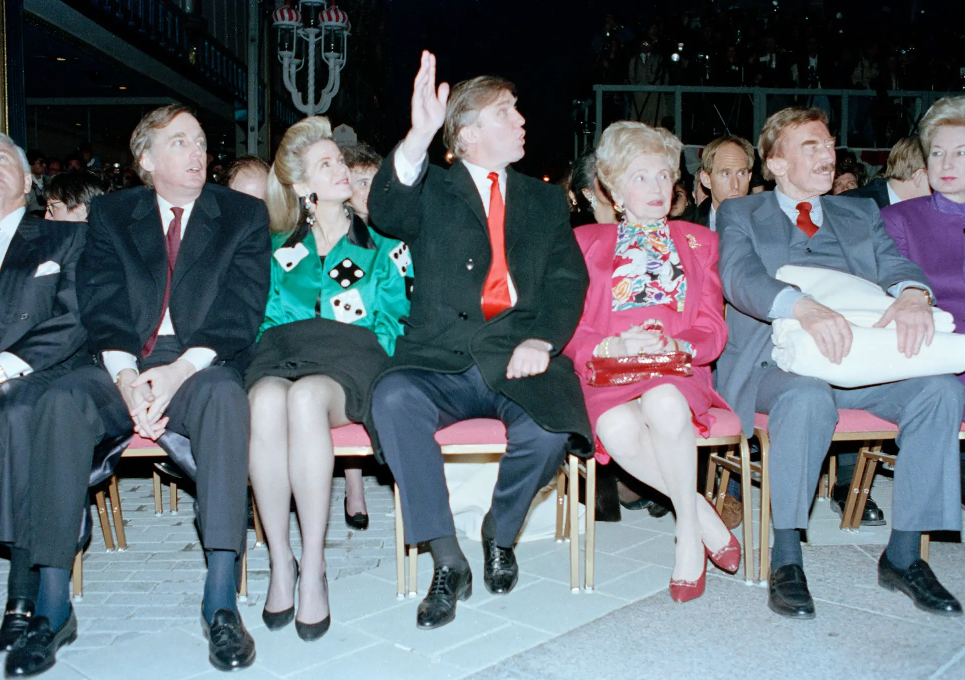 Em 1990 Trump com a mãe, Mary, o pai Fred, irmã, a juíza Maryanne Trump Barry, à direita.  À esquerda, o irmão Robert Trump e a mulher Blaine Trump.