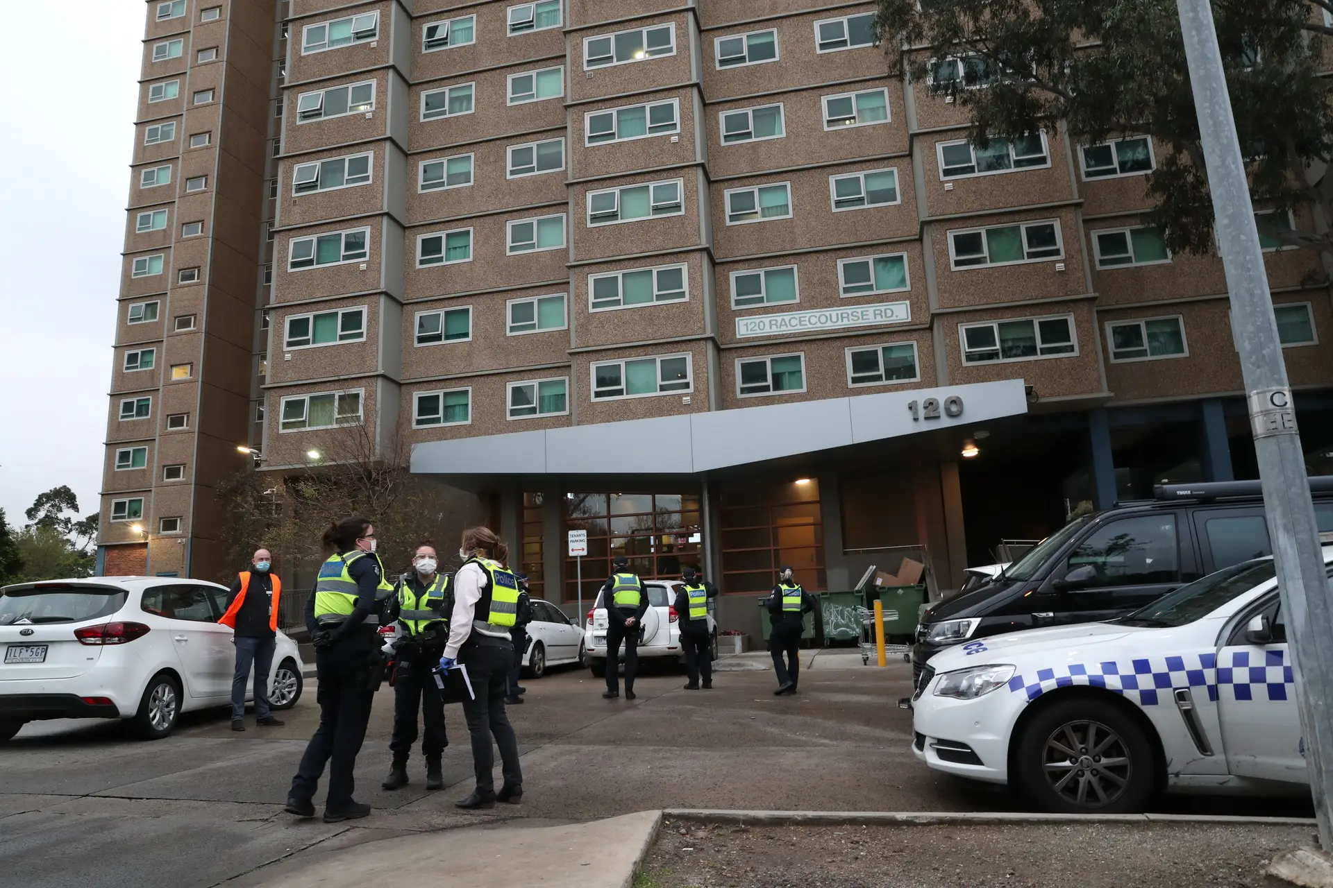 Melbourne coloca milhares em confinamento após surto de centenas de casos de Covid-19