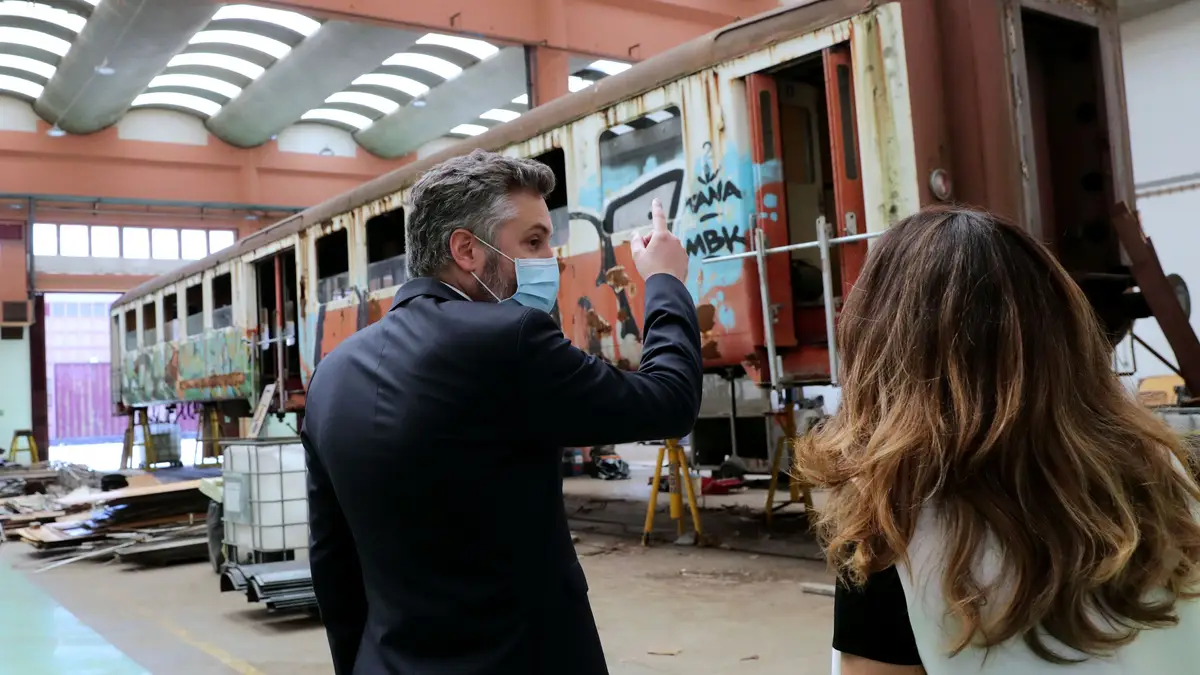 O ministro das Infraestruturas e da Habitação, Pedro Nuno Santos (E), observa uma carruagem danificada durante a visita ao Parque Oficinal de Guifões onde chegaram as primeiras 18 carruagens adquiridas pela CP à RENFE