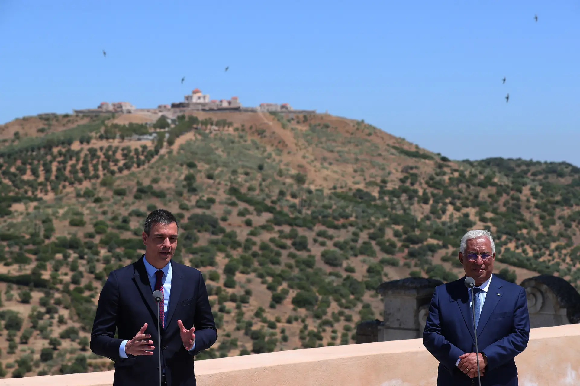 Pedro Sánchez e António Costa, durante a cerimónia de reabertura da fronteira terrestre entre Portugal e Espanha.