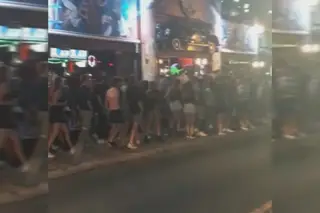 Centenas de jovens holandeses amontoam-se em dois bares de Albufeira