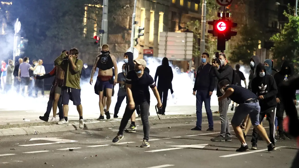 Milhares de pessoas tomaram as ruas de Belgrado em fortes protestos contra a decisão do governo. O executivo da Sérvia decidiu voltar a impor o recolher obrigatório por causa de vários surtos de Covid-19 no país.