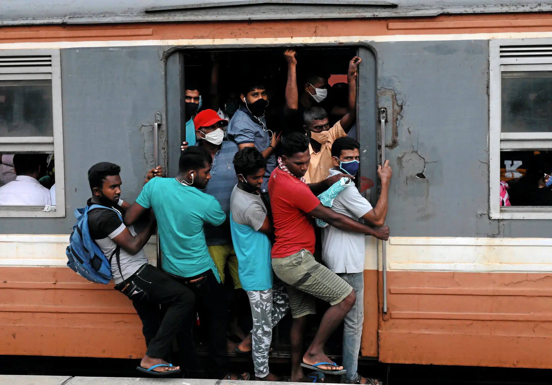 Comboio sobrelotado em Colombo, Sri Lanka.