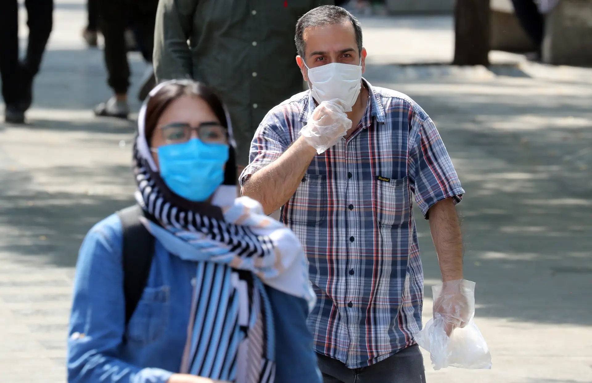População protege-se através da utilização de máscara, na cidade de Teerão, capital do Irão.