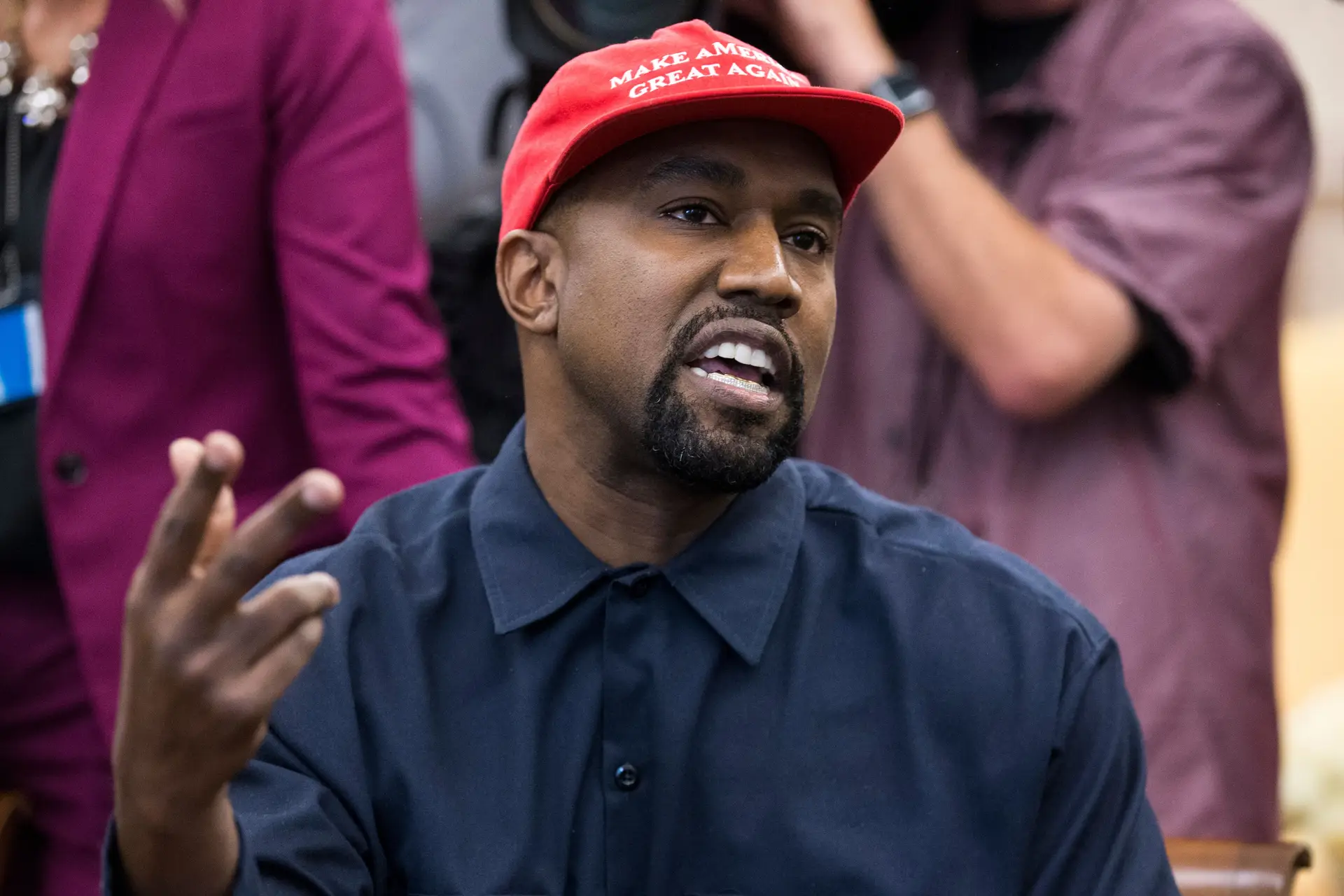 Elon Musk suspende conta de Kanye West no Twitter por "incitação à violência"