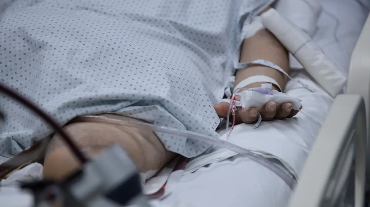 Um doente infetado com coronavírus internado na Unidade de Cuidados Intensivos de um hospital em Santiago, no Chile.