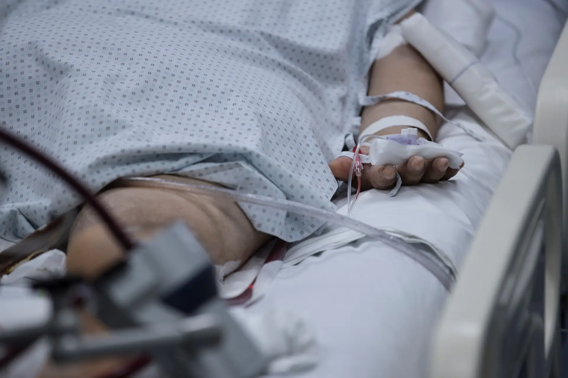 Um doente infetado com coronavírus internado na Unidade de Cuidados Intensivos de um hospital em Santiago, no Chile.