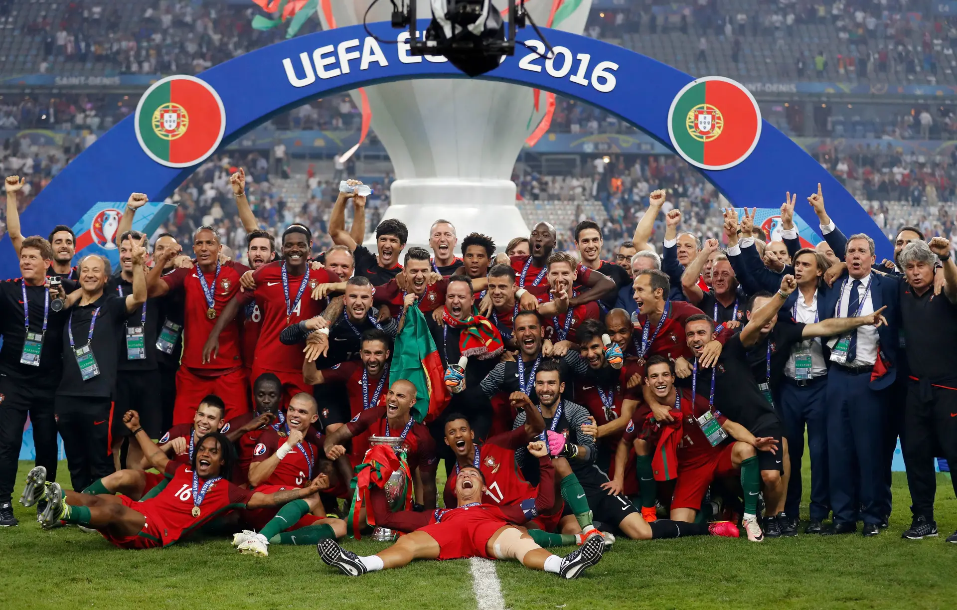 Com um golo de Eder, Portugal vence a Seleção de França, por 1-0, e sagra-se campeão da Europa de futebol em 2016.