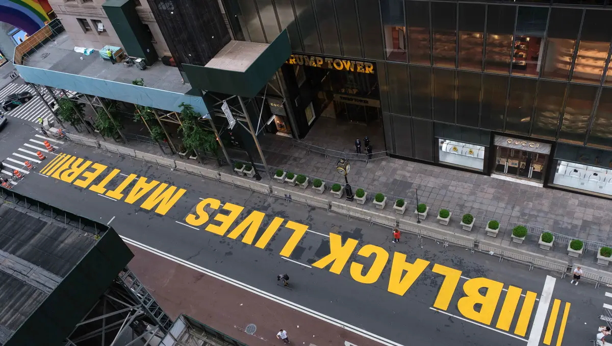 Manifestantes escrevem mensagem "Black Lives Matter" no chão em frente à Torre Trump, Nova Iorque