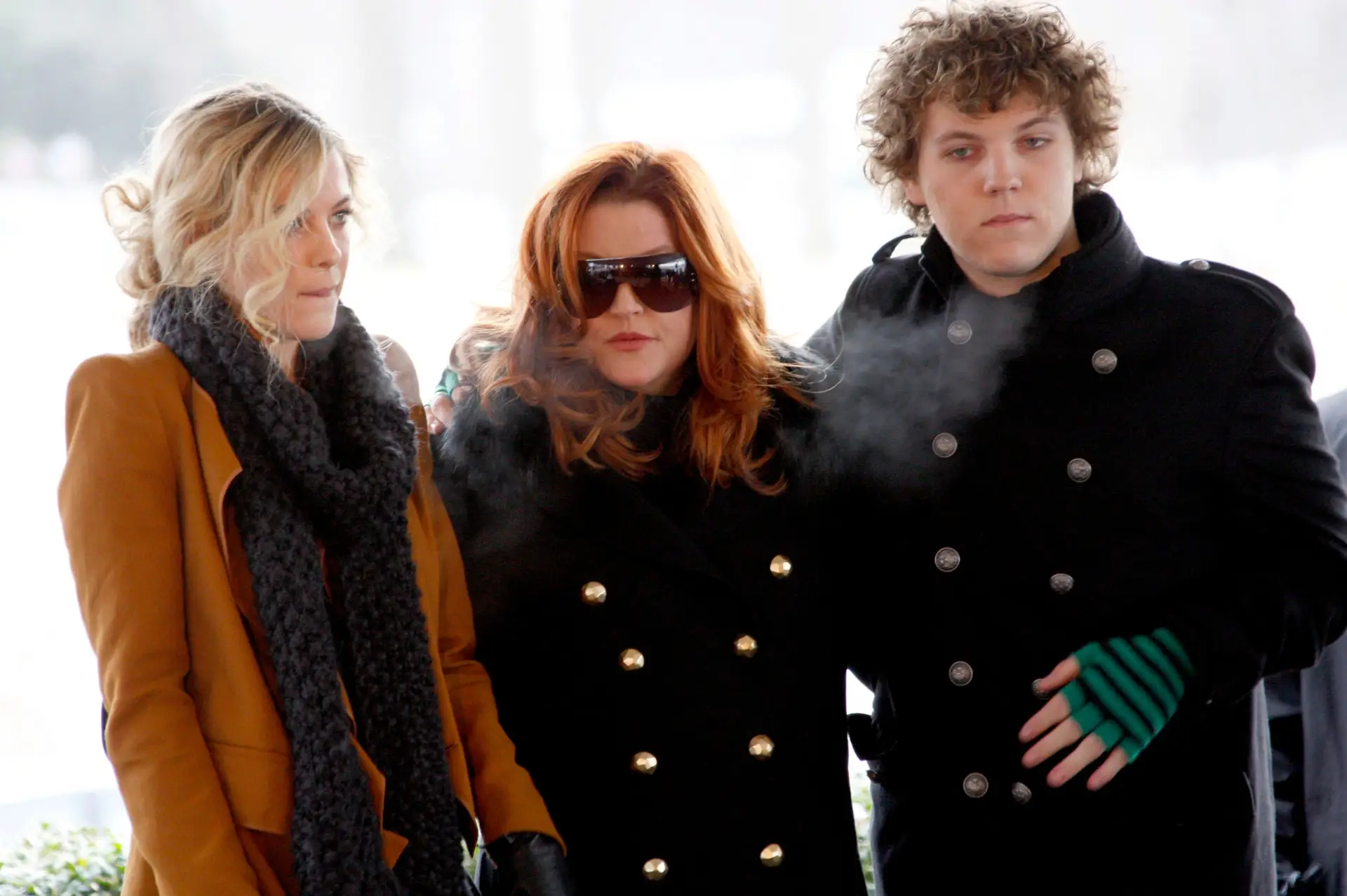Benjamin Keough com a mãe, Lisa Marie Presley, e a irmã mais velha Riley Keough, em 2010.