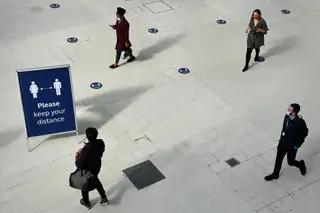 Boris Johnson admite uso obrigatório de máscara em locais públicos