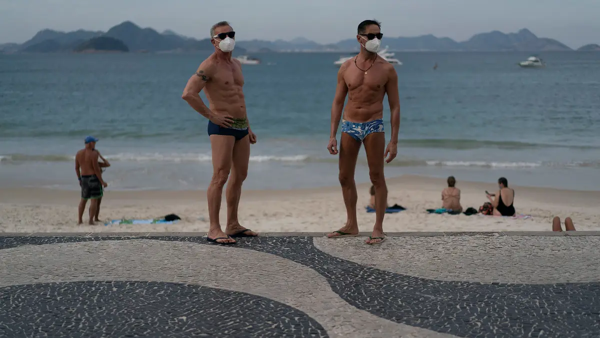 Banhista na praia de Copacabana, no Rio de Janeiro. 