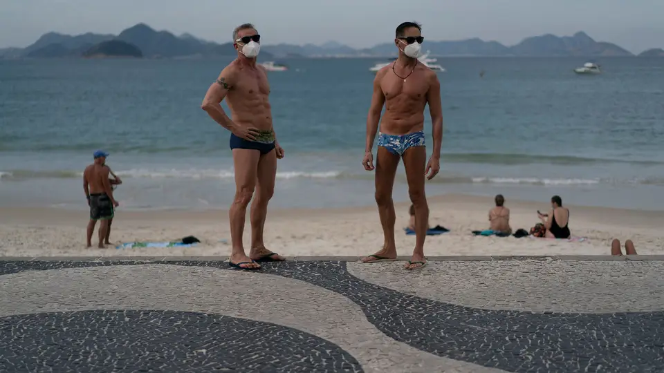 Banhista na praia de Copacabana, no Rio de Janeiro.