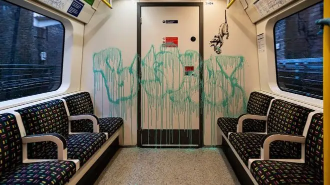 Banksy regressa ao metro de Londres para consciencializar sobre o uso obrigatório de máscara