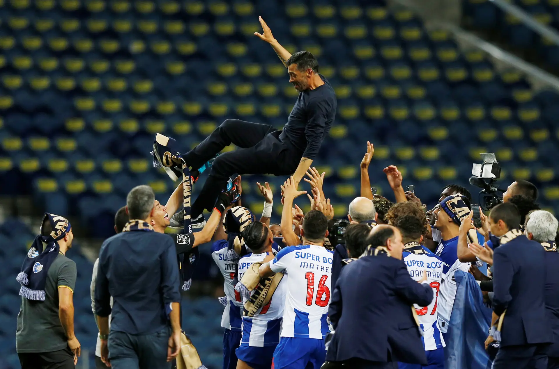 O FC Porto sagrou-se campeão nacional de futebol pela 29.ª vez. O clube festeja a conquista.