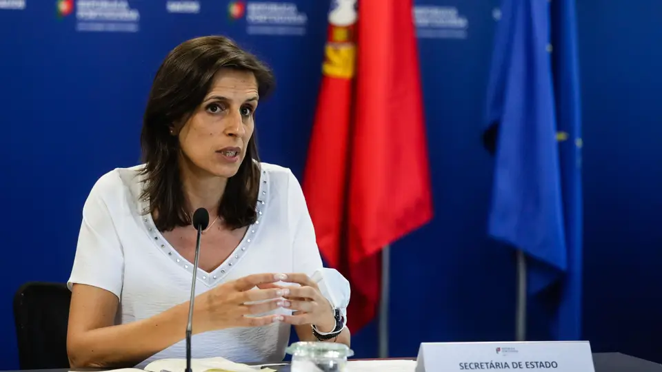 A secretária de Estado Adjunta e da Saúde, Jamila Madeira, fala durante a conferência de imprensa para atualização de informação relativa à infeção pelo novo coronavírus (Covid-19), no Ministério da Saúde, em Lisboa
