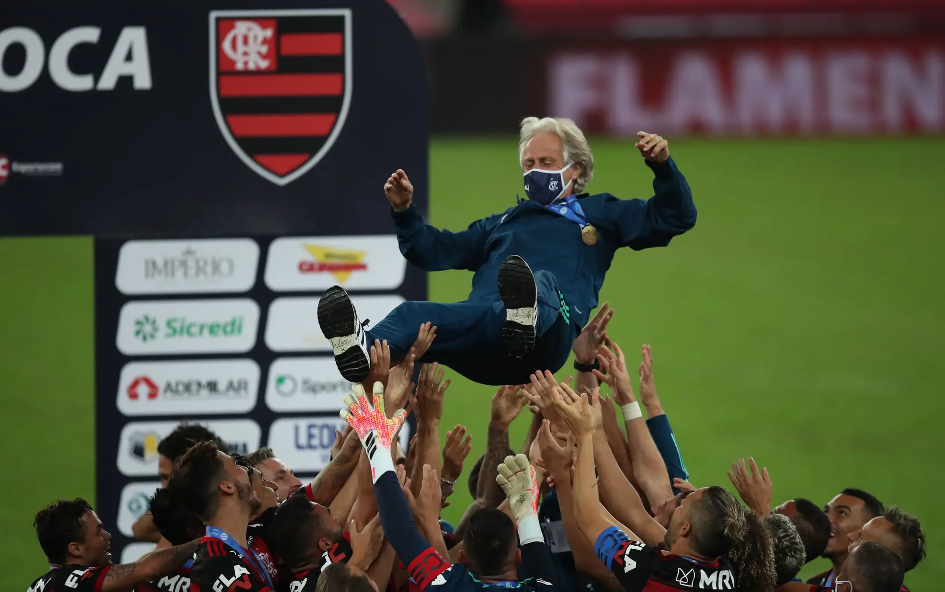 Jorge Jesus e os jogadores do Flamengo durante os festejos.
