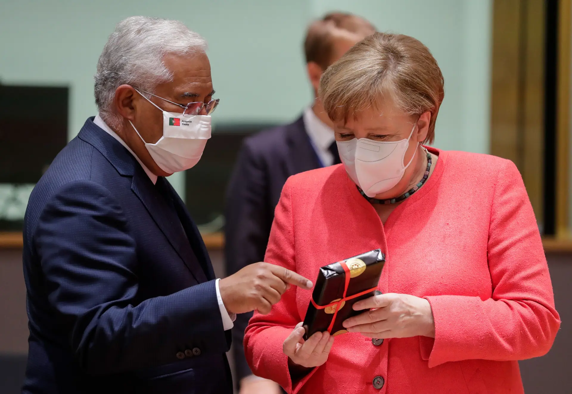 No dia de aniversário de António Costa e Angela Merkerl, o primeiro-ministro português ofereceu uma máscara, confecionada em Portugal, aos líderes europeus durante a cimeira europeia.