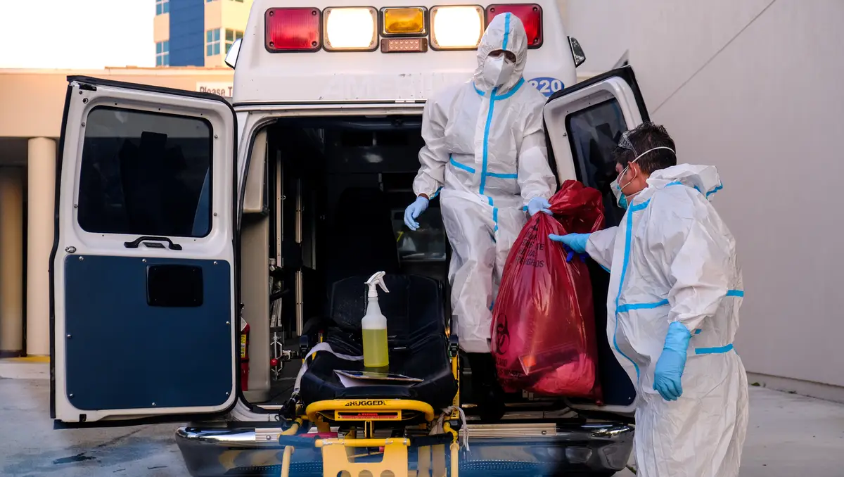 Limpeza dos materiais depois de pacientes infetados com o novo coronavírus terem sido tratados, em Pembroke Pines, Flórida.